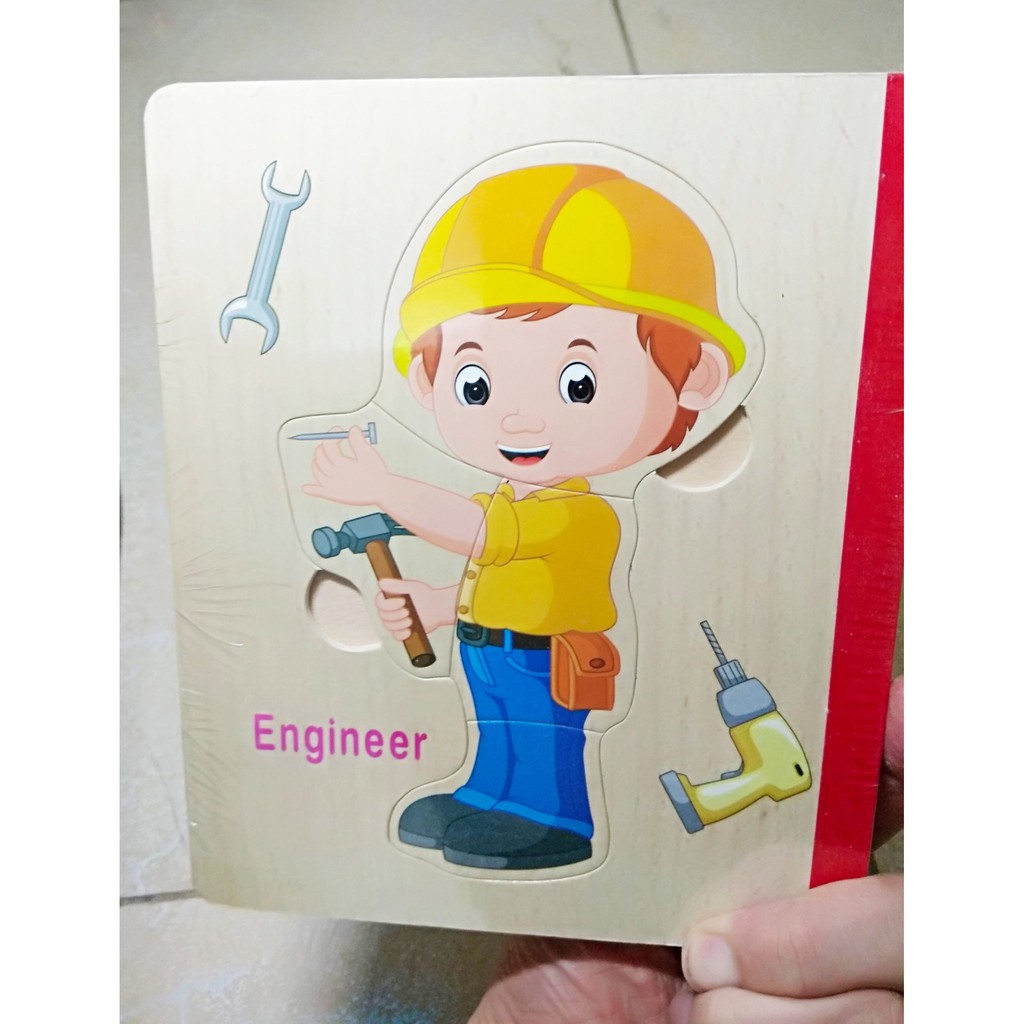 Bảng núm gỗ giúp bé nhận biết các màu sắc, các hình và chữ cái.