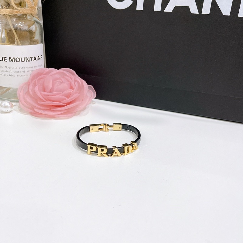 Lắc tay dây da hót trend , lắc tay p r a d a