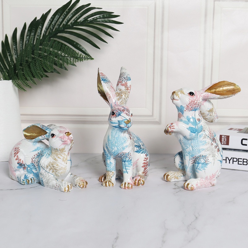 Tượng hình con thỏ ngồi trên chiếc lá nhiều màu sắc dùng trang trí nhà