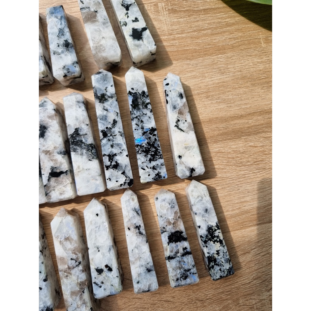 Trụ đá Mặt trăng (Moonstone), là trụ đá thanh tẩy trong Tarot, Reiki, thiền định, phong thủy