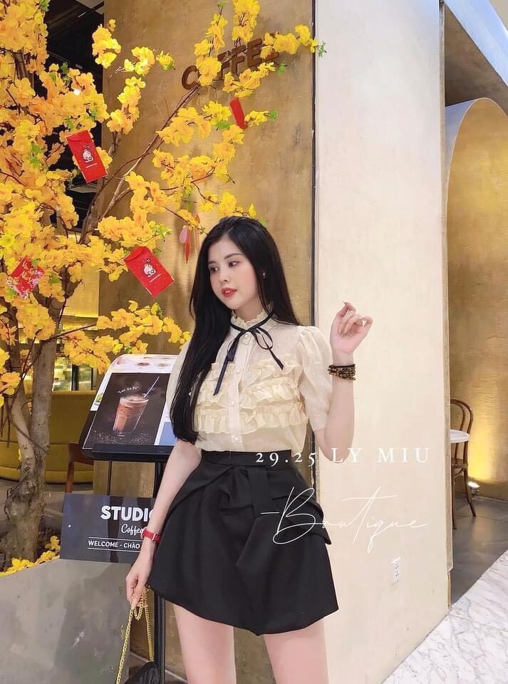 áo sơ mi nữ tay ngắn họa tiết hoa nổi khuy ngọc bánh bèo cổ nơ | BigBuy360 - bigbuy360.vn