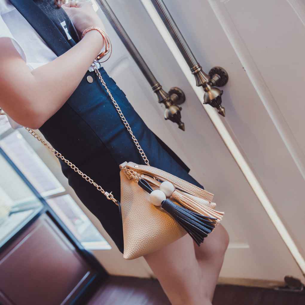 Túi đeo chéo da PU hình tam giác đính tua rua