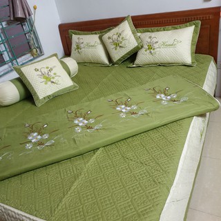 Set chăn ga phủ giường chần thêu satin 7 món Hasuko màu Xanh Lá