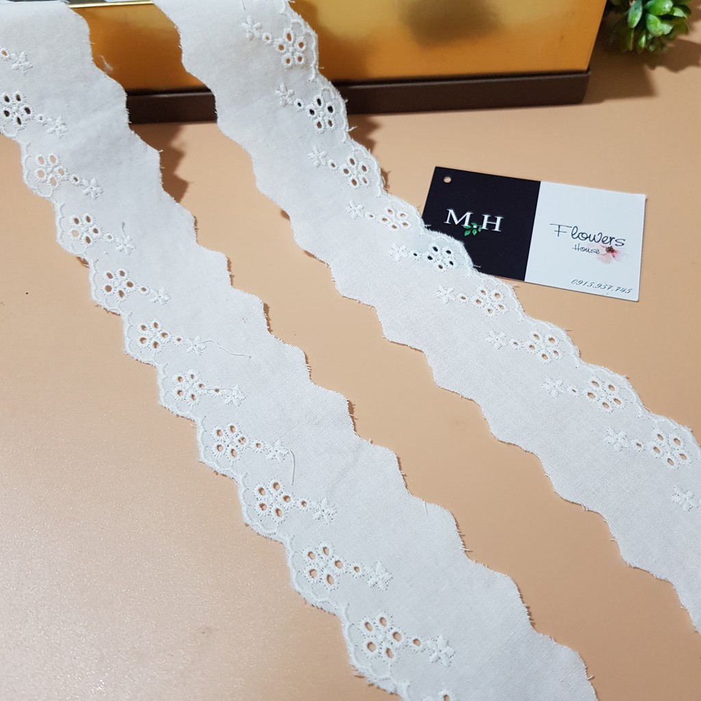 Dây ren cuộn thô boi trắng, thêu hoa sao, dùng may phần tay, cổ hoặc gấu váy áo, Maihoaflower
