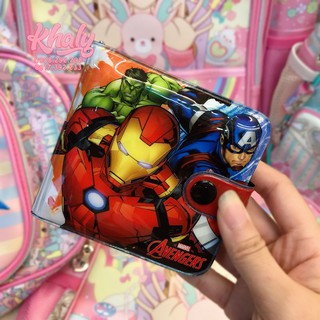 BÓP VÍ TIỀN NGANG 2 MẶT HÌNH IRONMAN-AVENGERS MÀU ĐỎ CHO TRẺ EM BÉ TRAI (THÁI LAN) - 120NMVNG0029 - (9.5x1x9cm)