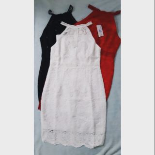 Đầm ren body cổ yếm