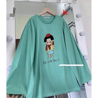 Áo dài tay cô gái ăn bánh mì