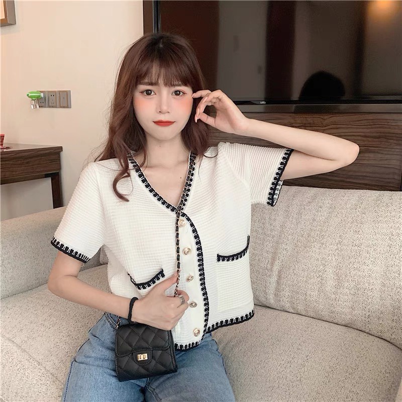 Áo cardigan len croptop cổ v tay ngắn phối nút fmstyle, áo kiểu nữ cổ V phối viền chỉ Hàn Quốc | Fmstyle Shop 204290003