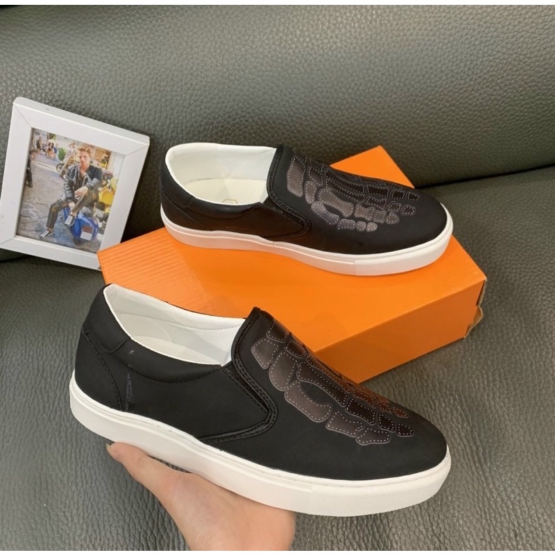 Giầy slip on có hoạ tiết xương thời trang nam, Giầy sục nam đế trắng mũi tròn hai mầu trắng đen phong cách giới trẻ