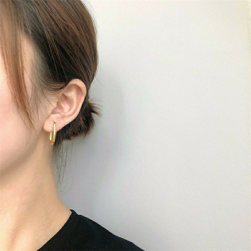Khuyên tai vuông Seok Kyung Penthouse