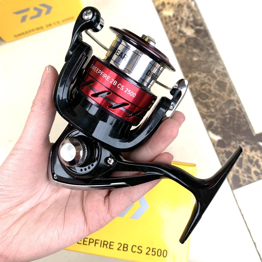 Máy Câu Cao Cấp DAIWA Sweepfire ĐỜI MỚI ĐEN ĐỎ ( TẶNG CƯỚC 300M ION TẢNG HÌNH )  Máy Câu Cá Siêu Bền 2500 - 5000