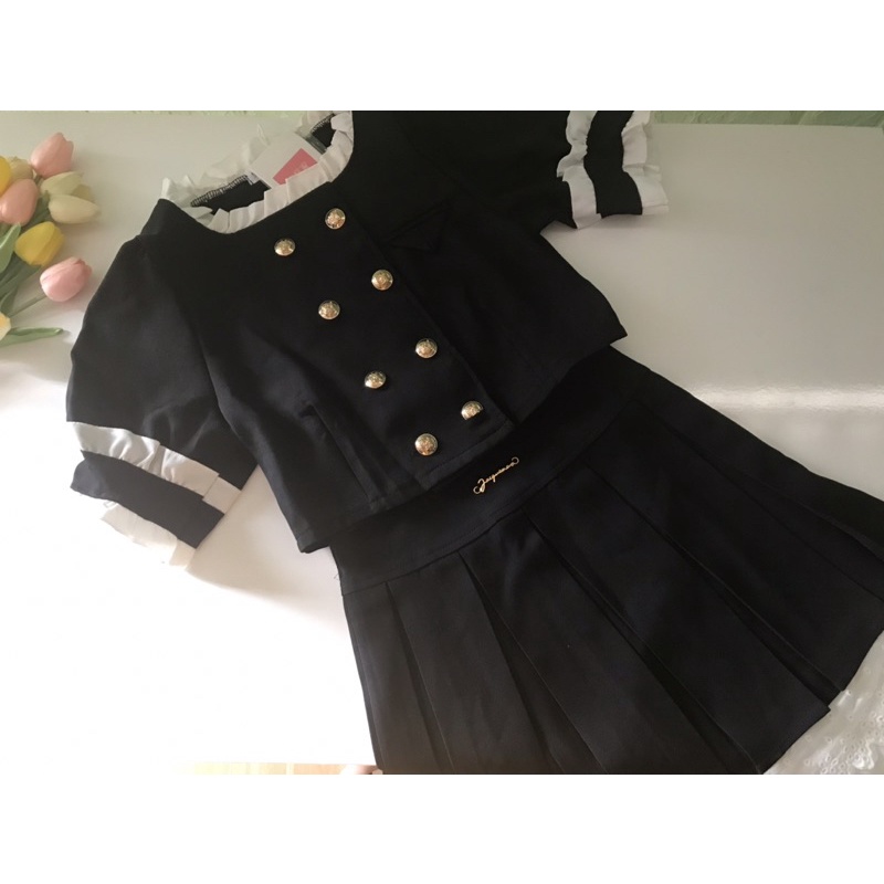 Set áo croptop tay ngắn viền bèo tiểu thư và chân váy xòe phối ren