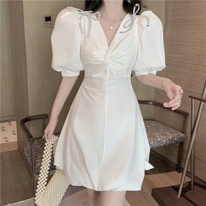 VÁY TRẮNG XOÈ TAY BỒNG CỔ CHỮ V
