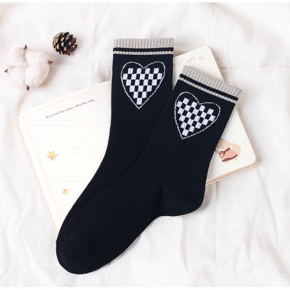 Vớ hình trái tim cổ cao Nam Nữ phong cách thể thao, trẻ trung, năng động.