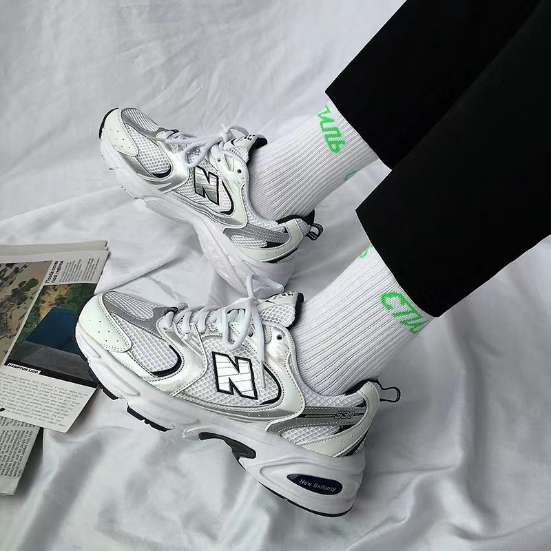 Giày thể thao unisex dành cho cả nam và nữ 2023