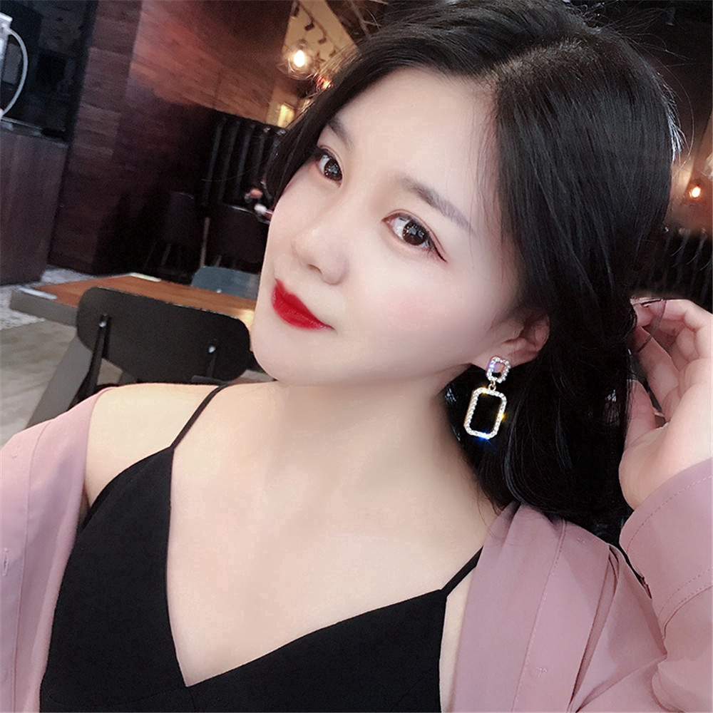 Hoa tai kiểu dáng retro không đối xứng phong cách thời trang cho nữ