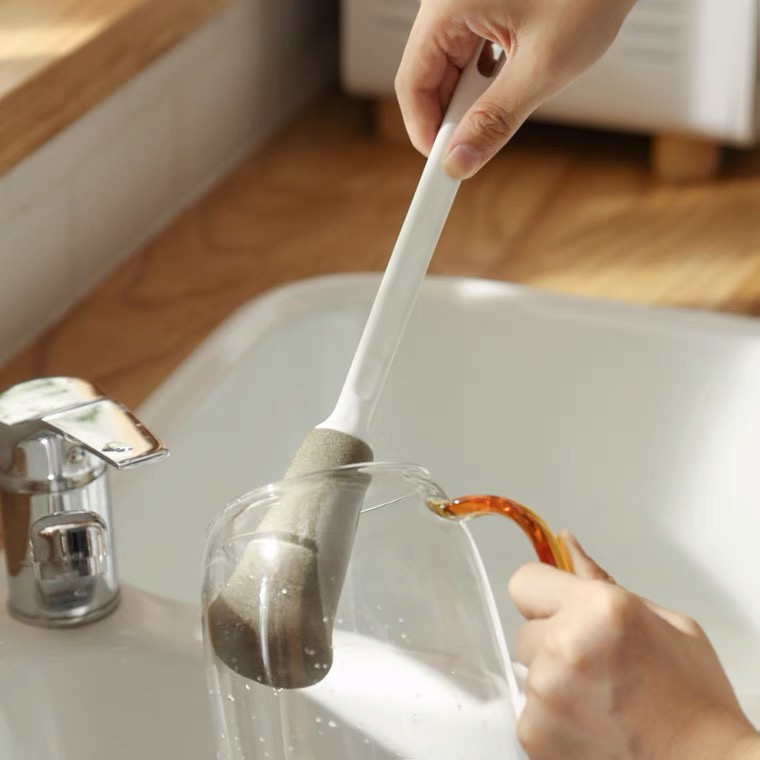 Bàn chải vệ sinh cốc nước cán dài chống trượt đa năng
