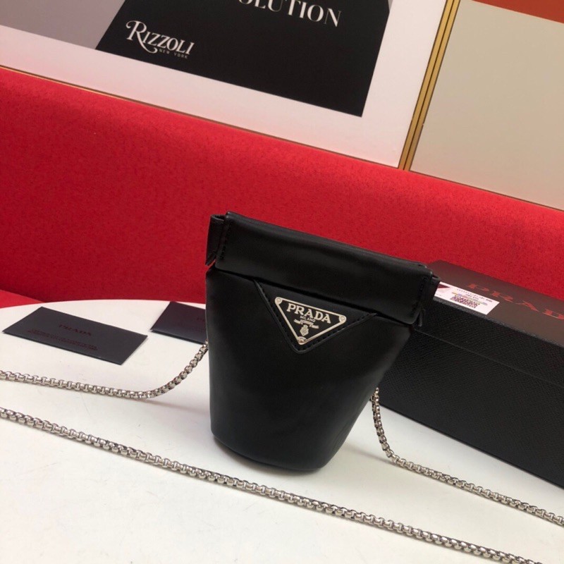 túi đeo chéo nữ dáng nhỏ mini logo tam giác đính mặt prada