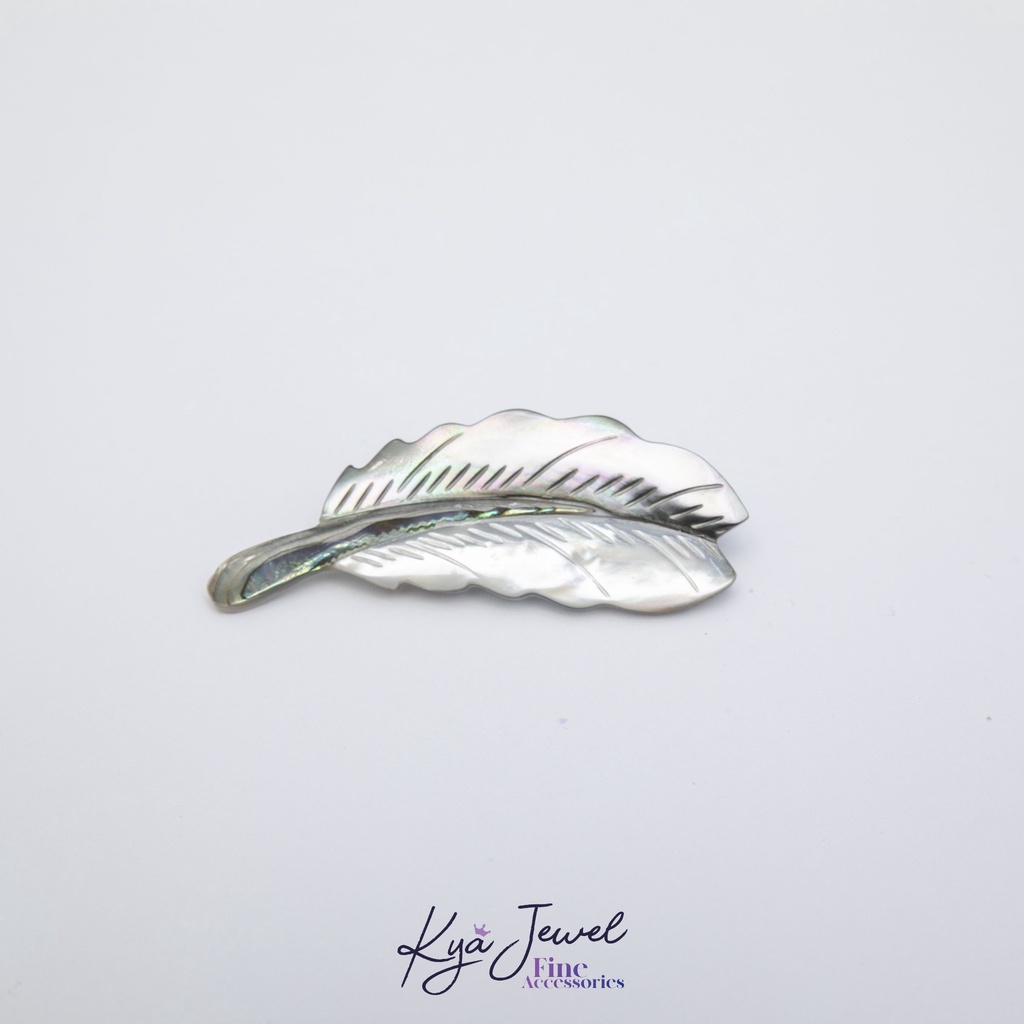 Cài áo Kya Jewel lông vũ xà cừ độc đáo