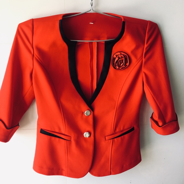 Áo vest đỏ với thiết kế trẻ trung thanh lịch dành cho các bạn nữ đi làm công sở rất đẹp và lịch lãm.