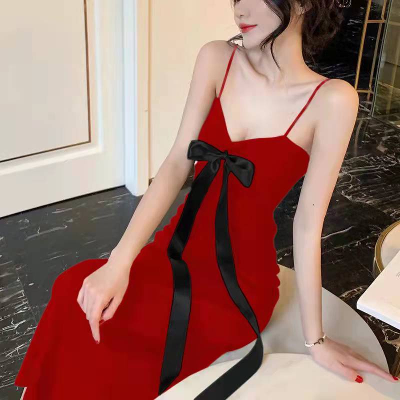 Đầm Hai Dây Màu Đen Dáng Ôm Phong Cách Âu Mỹ Thời Trang Quyến Rũ Cho Nữ
