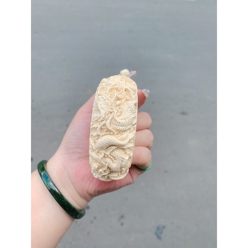 Vòng tay mỹ nghệ trạm khắc rồng tinh xảo từng góc cạnh có ảnh tay khách đeo