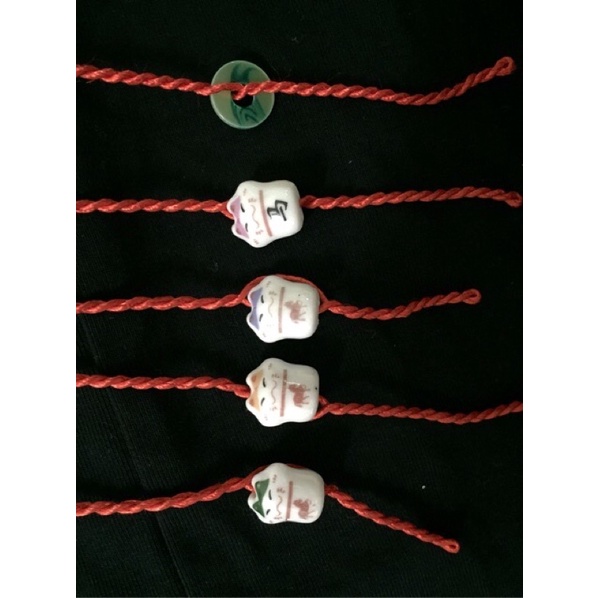 VÒNG TAY CHỈ ĐỎ.
