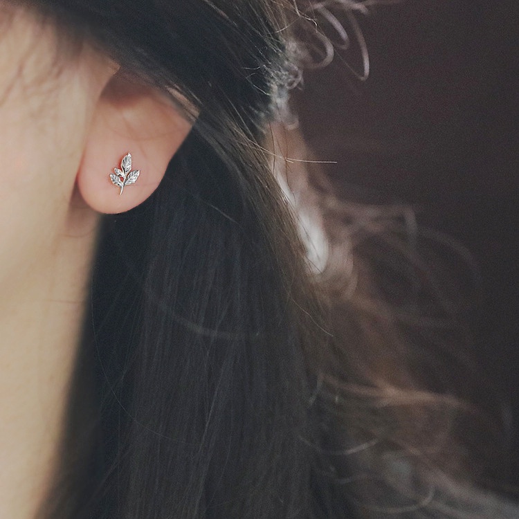 Hoa Tai Nữ Xinh Hình Lá Phong Nhỏ Nhẹ Nhàng Thanh Lịch B2668 Bảo Ngọc Jewelry
