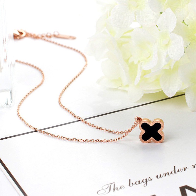 Vòng cổ HợP Kim HìNh Cỏ Bốn Lá Xinh XắN | Giày Thể Thao Mã Não Trắng Đen Bằng Thép Không Gỉ Thiết Kế Đơn Giản Hiện Đại