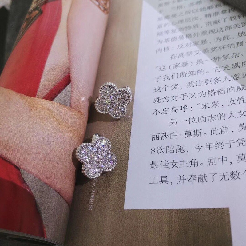 Bông tai hình cỏ ba lá mạ bạc 925 đính đá kim cương