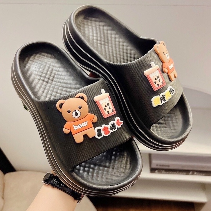 Dép bánh mì nữ đế cao 5cm tăng chiều cao đính Sticker Gấu kute, dép quai ngang nữ đế gợn sóng đi trong nhà, đi chơi