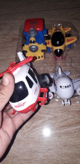 Bộ 4 xe và máy bay mô hình bằng nhựa chạy chớn rất đẹp