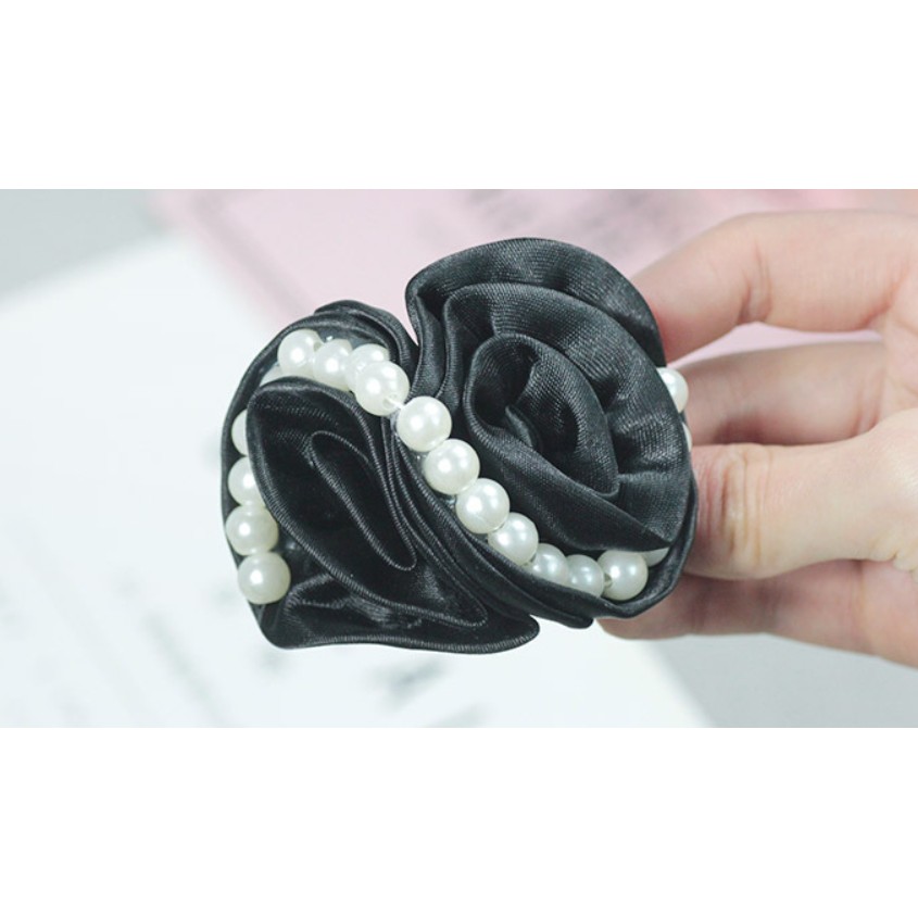 Combo 4 kẹp tóc màu đen gắn hạt trai màu trắng. Mẫu y hình. Giá 39k/4 cái . Hàng luôn có sẵn rất đẹp nha các bạn.