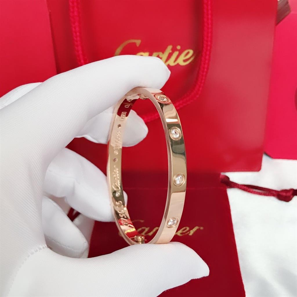 Món quà vòng tay cặp đôi Cartier Love series (mười viên kim cương)