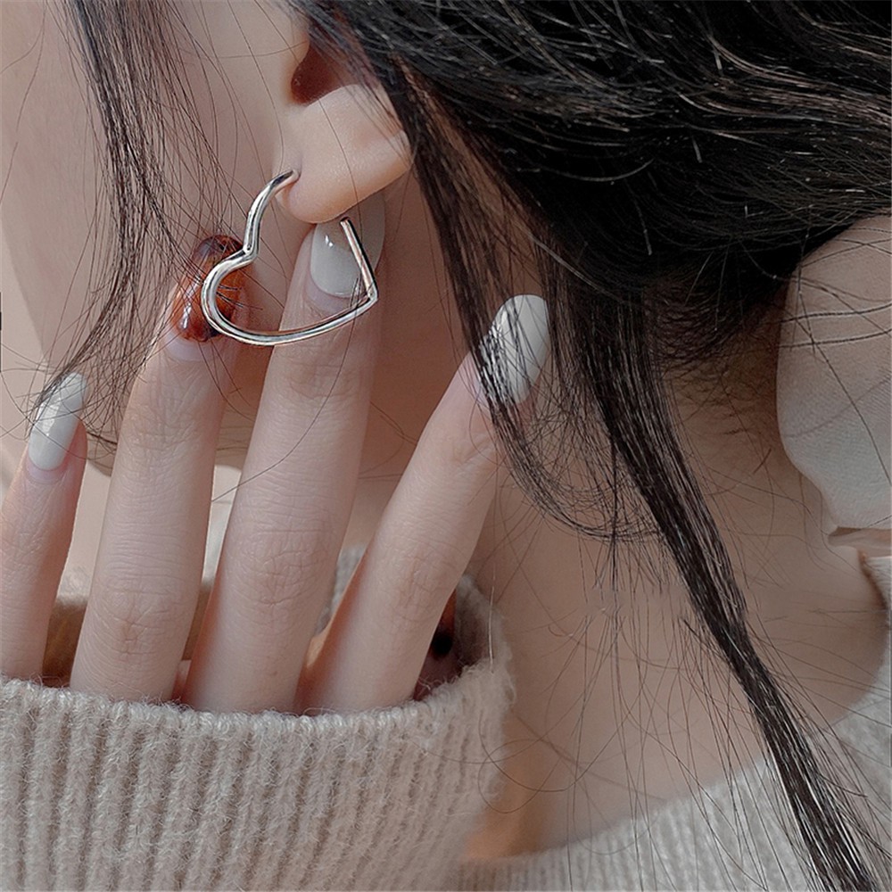 Đôi bông tai hình trái tim mạ bạc thời trang cho nữ