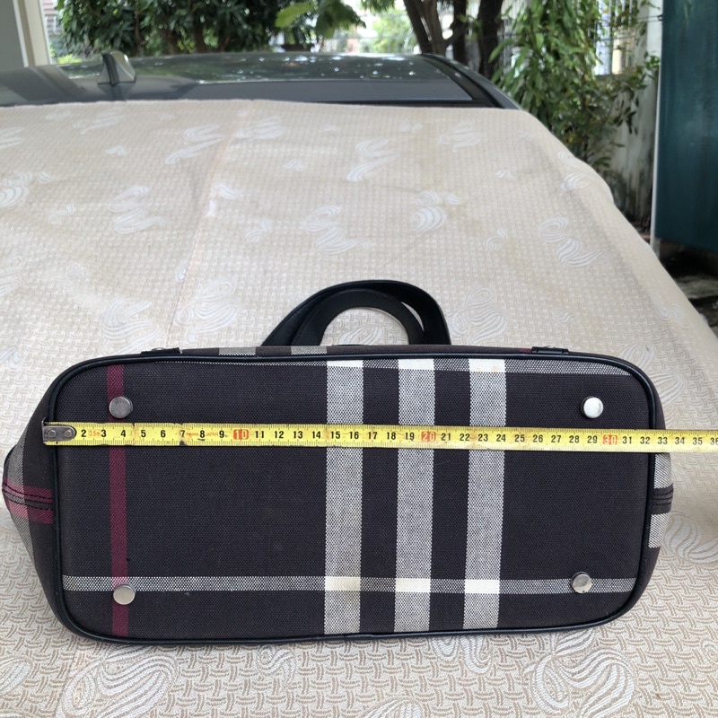 Túi chuẩn si. Túi qua sử dụng. Khách vui lòng xem hình nếu muốn biết thêm thông tin sản phẩm mời khách vô chat . Thanks.