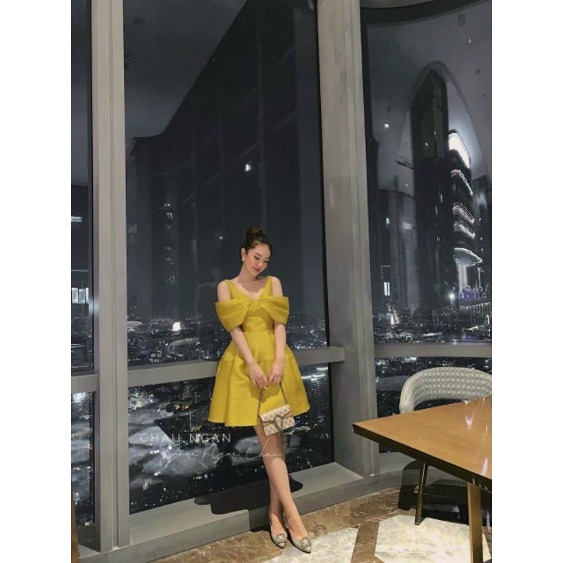Đầm vàng nơ ngực