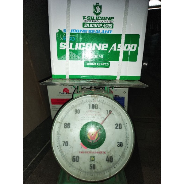 Keo silicone thi công nhôm kính