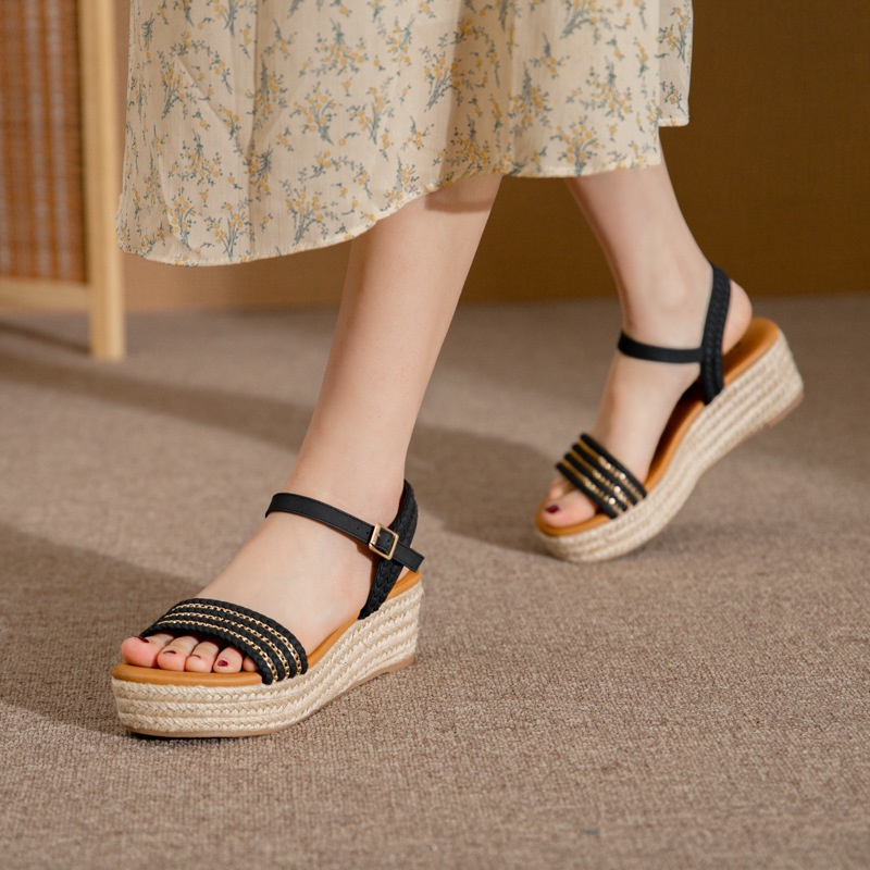 Giày sandal bằng cói đế xuồng thiết kế đơn giản thời trang