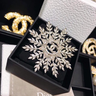 Tag cài áo phụ kiện không thể thiếu của phái đẹp được đánh dấu từ 1-23