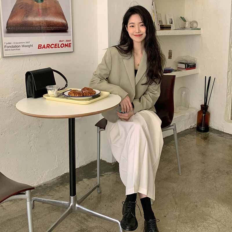 Áo khoác blazer Hàn Quốc dáng ngắn nhẹ nhàng.