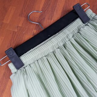 Chân váy midi dập ly dáng dài.