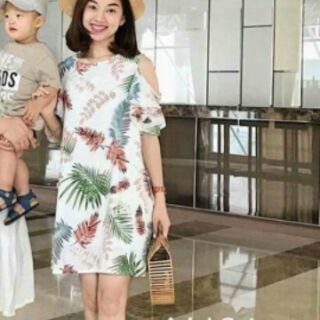Đầm suông khoét vai .