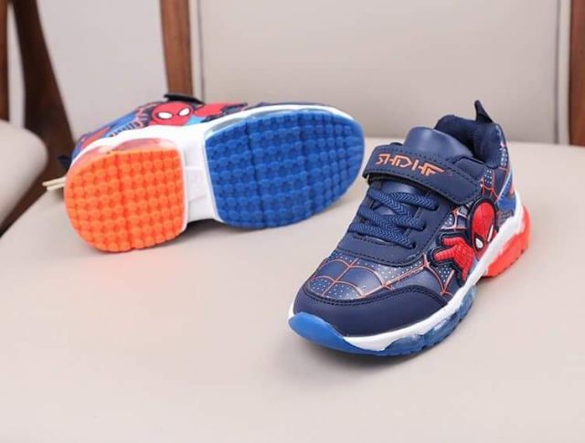 Giày thể thao bé trai