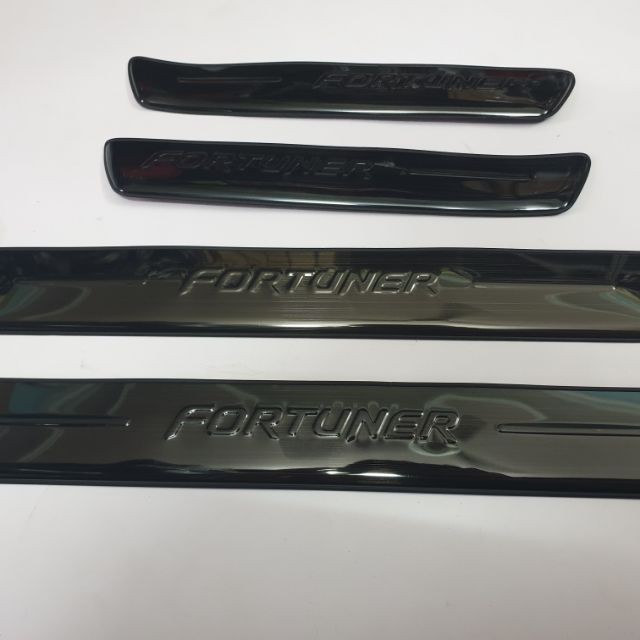 Nẹp cửa xe, ốp bậc cửa xe Fortuner 2017 2018 2019 2020 2021 2022 mẫu Titan