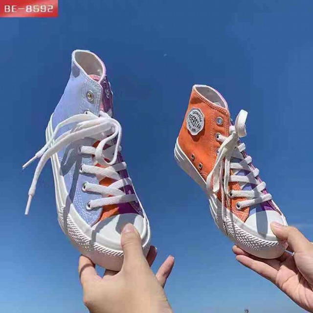 Giày sneaker cao cổ biến đổi màu hologram