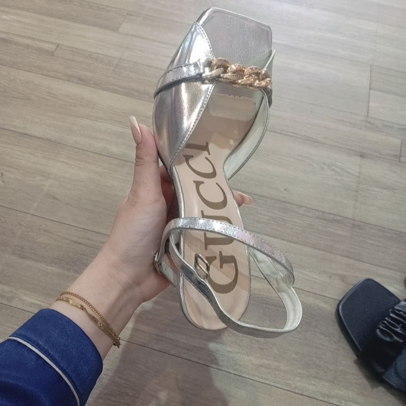 Cao gót quai hậu phối xích vàng - sang trọng