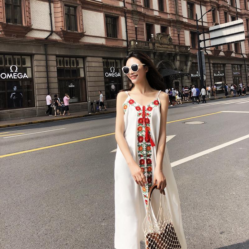 Đầm hai dây thêu họa tiết thổ cẩm phong cách Bohemian