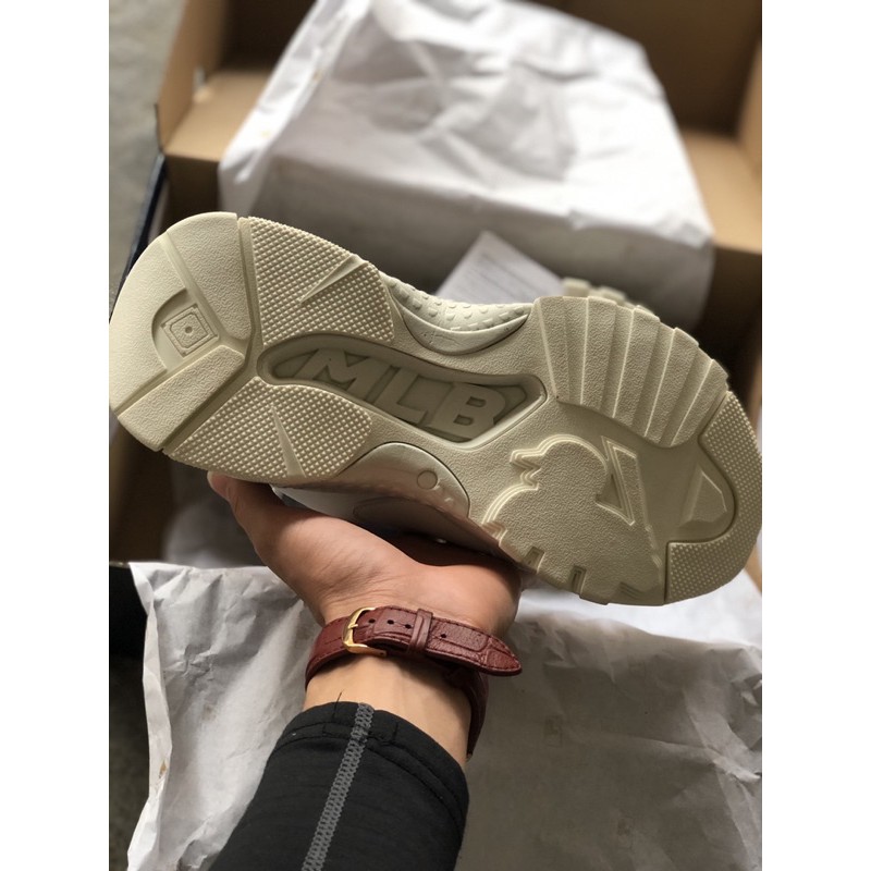 Giày thể thao sneaker in chữ đỏ