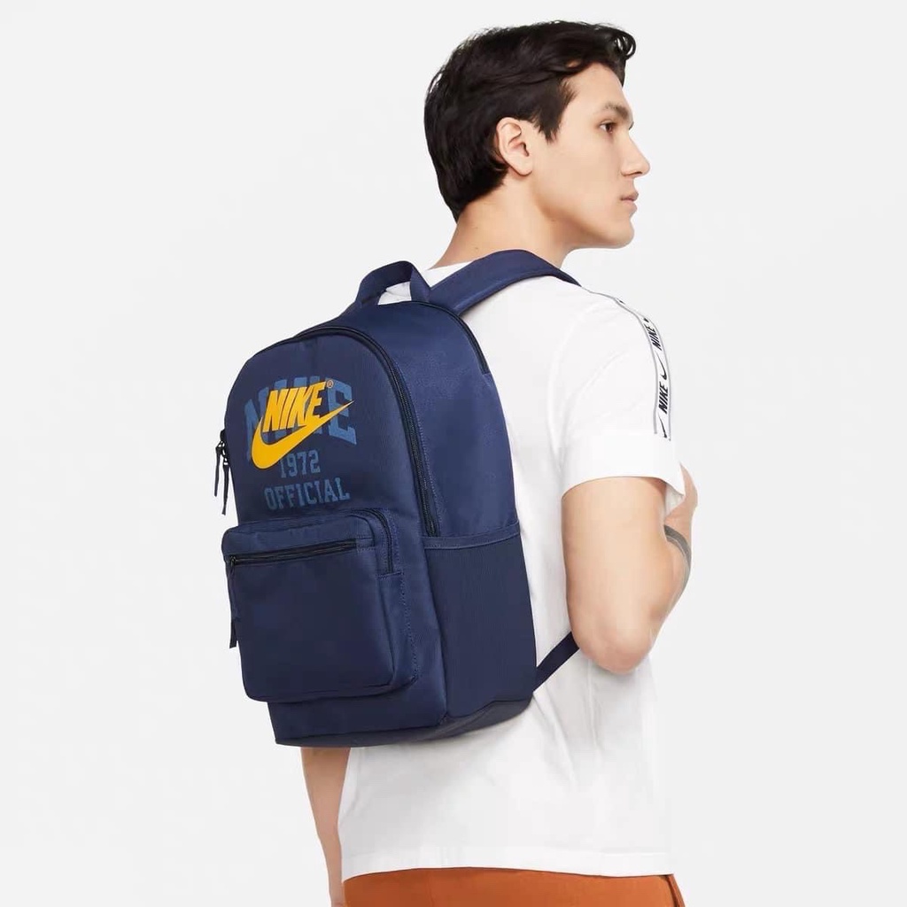 Balo nam nữ NIKE, thiết kế nổi bật với logo Nike sắc vàng in tràn, chất liệu vải polyester siêu xịn